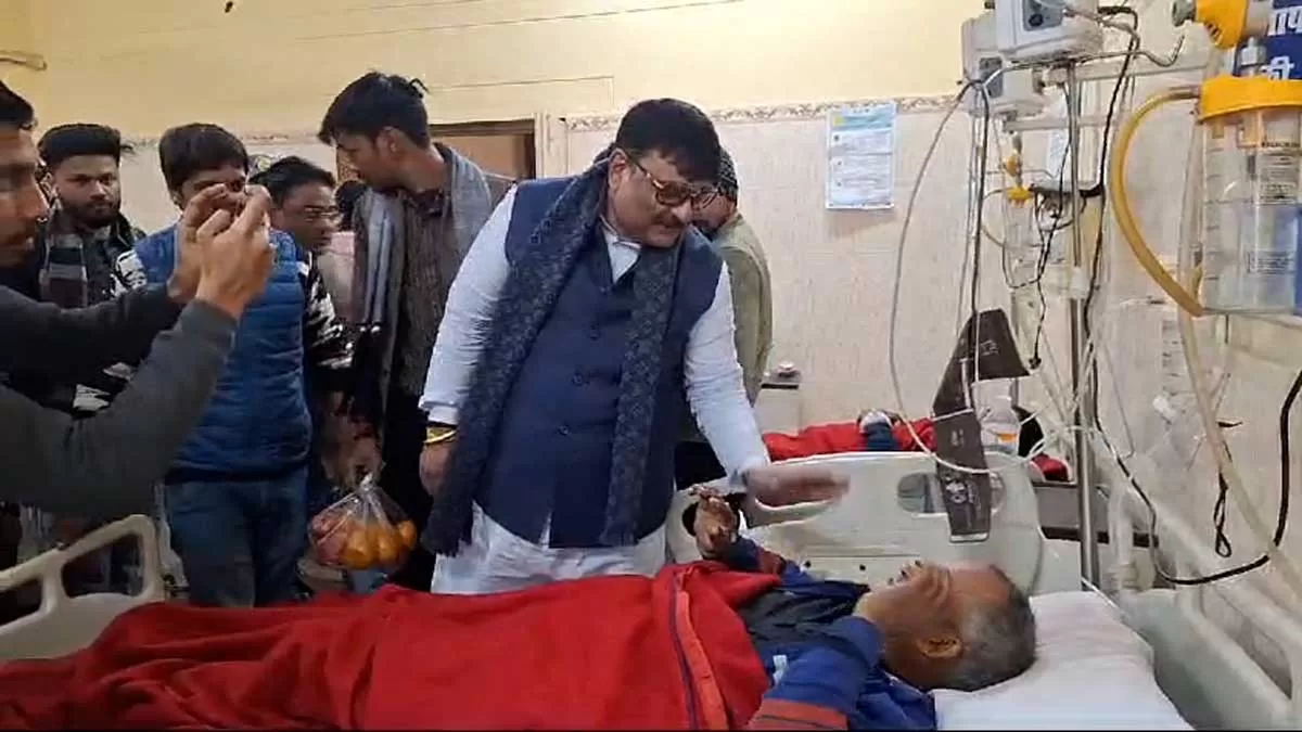 Ex MP Subrat Pathak met the injured in the train accident