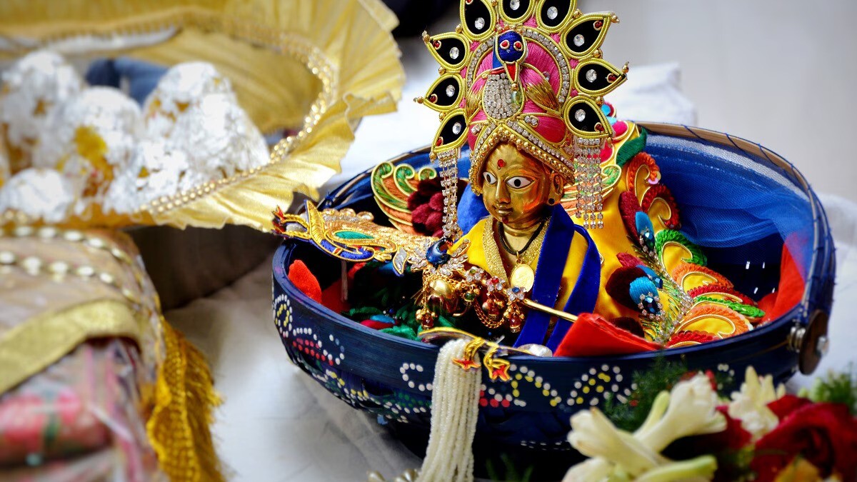 What are the benefits of wearing Vaijayanti garland to Laddu Gopal?