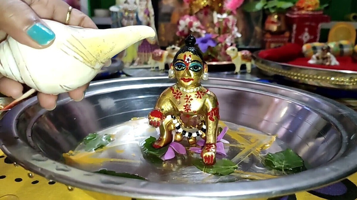 What are the benefits of wearing Vaijayanti garland to Laddu Gopal?