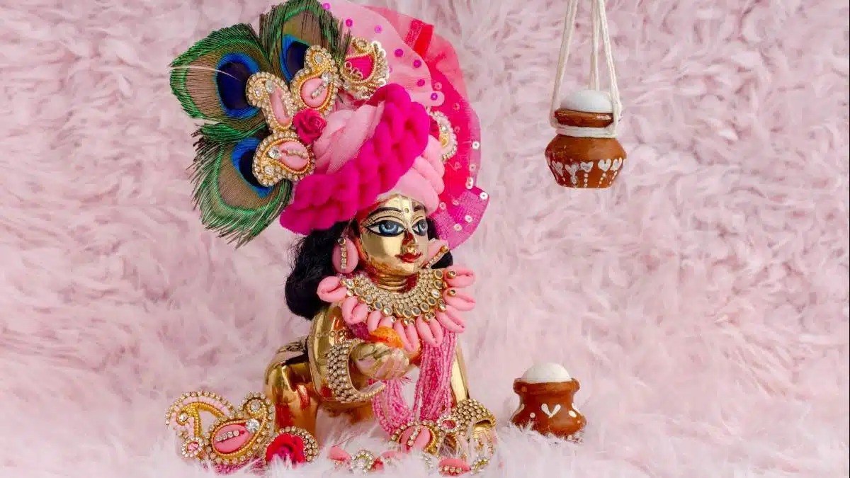 What are the benefits of wearing Vaijayanti garland to Laddu Gopal?