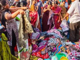 Which market is famous for clothes in Delhi