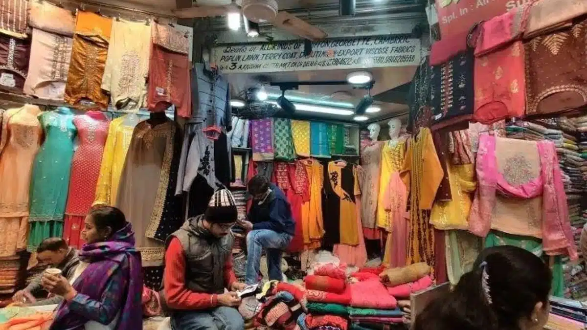 Which market is famous for clothes in Delhi