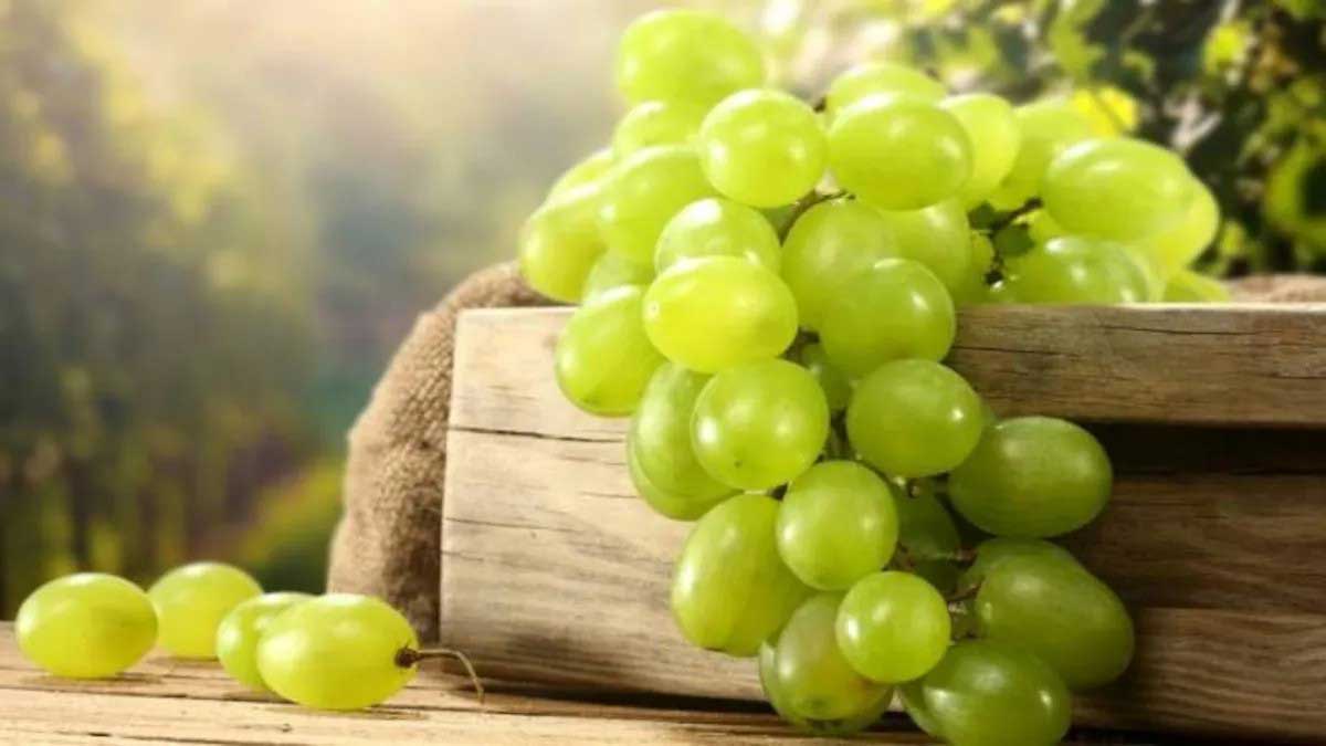 Which vitamin is present in grapes