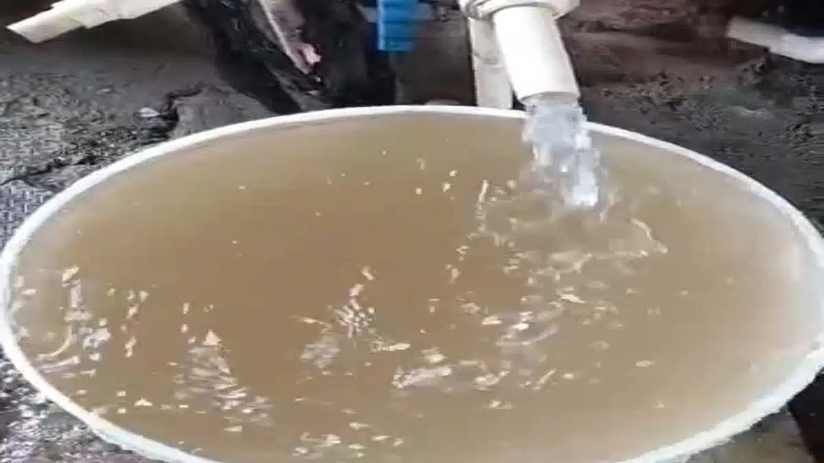 Why are people in Delhi's Burari getting dirty water through pipeline