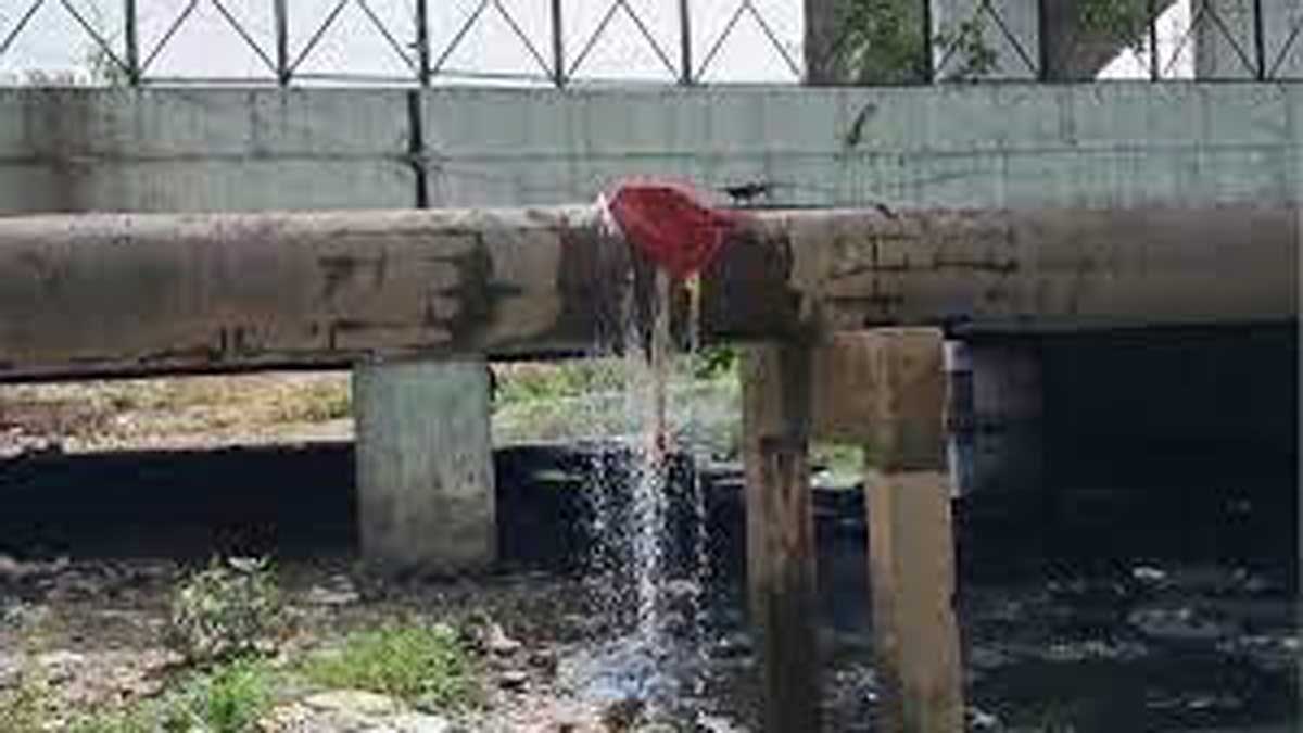 Why are people in Delhi's Burari getting dirty water through pipeline