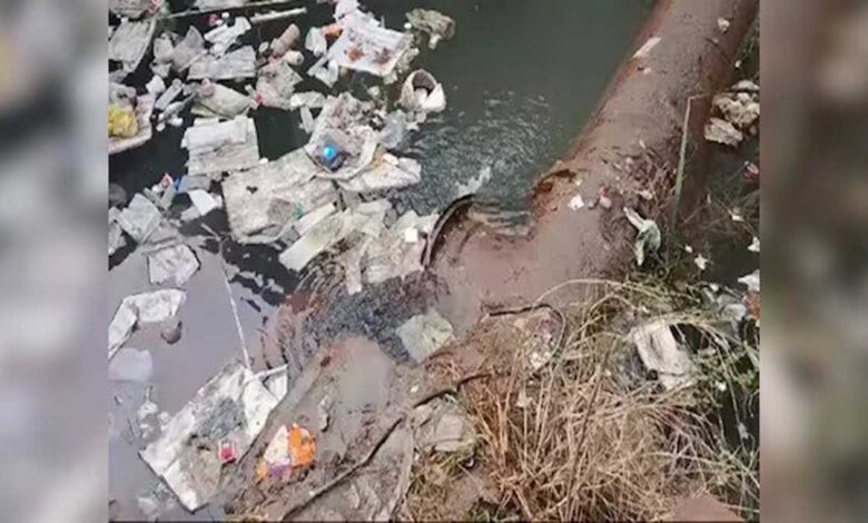Why are people in Delhi's Burari getting dirty water through pipeline