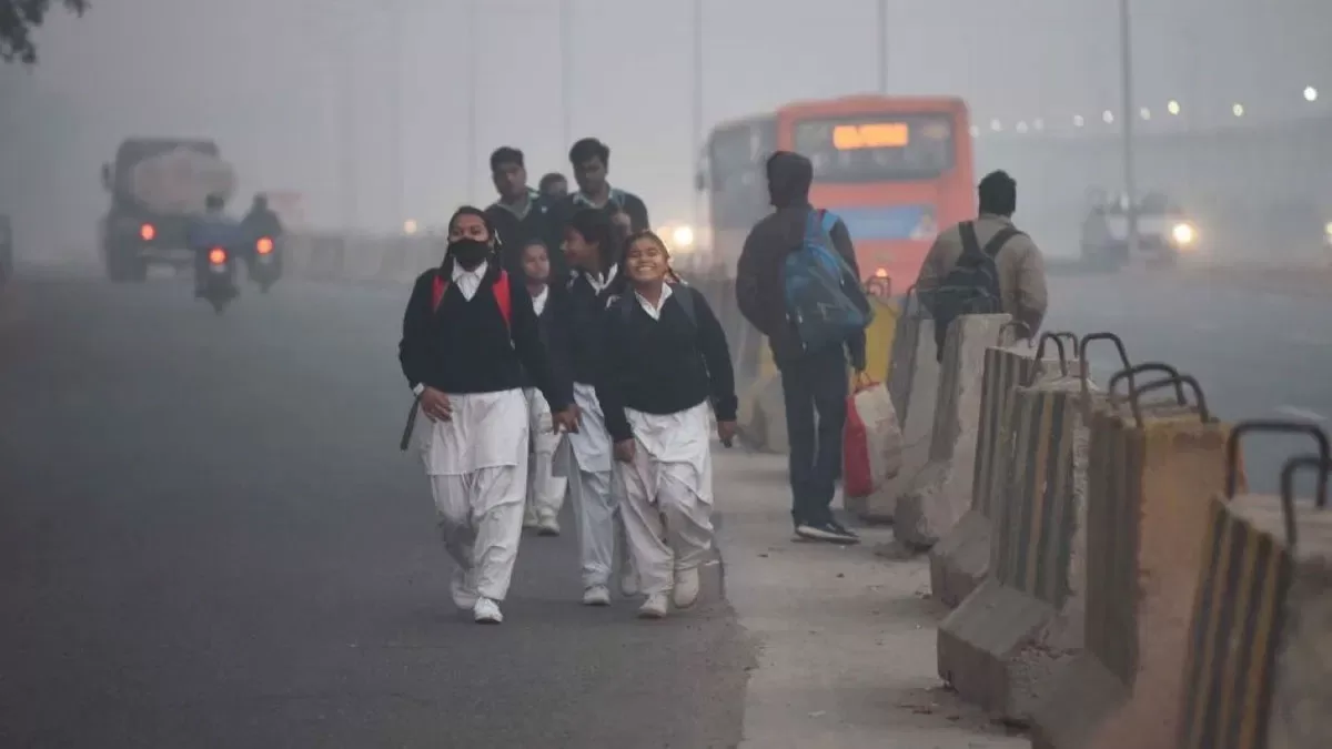 Due to cold wave, schools up to class 8 were closed again in this district of UP.