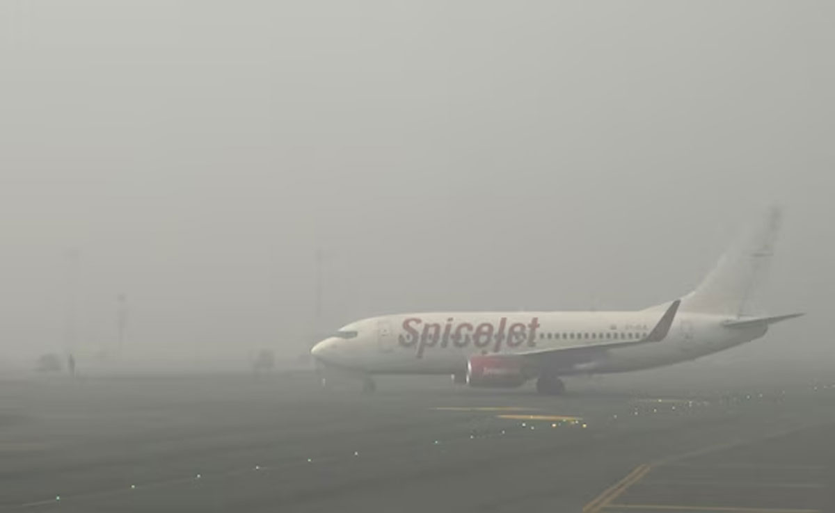 Fog 'wreaks havoc' across North India including Delhi, hundreds of flights and trains affected