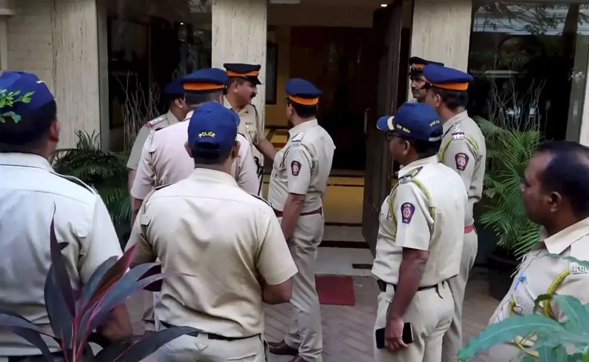 Mumbai Police forms 20 teams to catch the attacker who attacked Saif Ali Khan