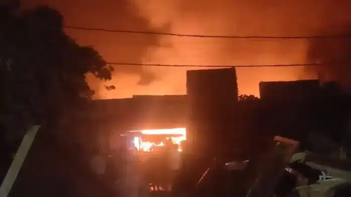 Ghaziabad: A massive fire broke out in a scrap warehouse in Bhopura area.