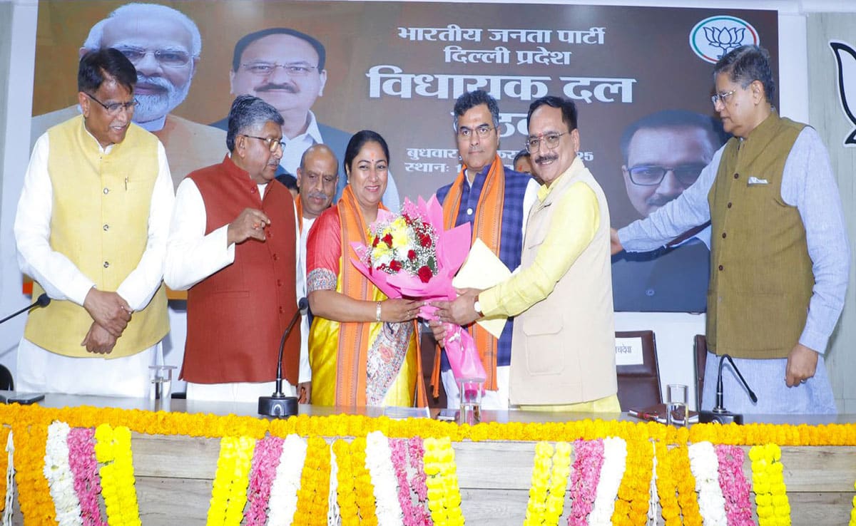 CM Rekha Gupta
Delhi CM Rekha Gupta takes charge, first cabinet meeting to be held at 7 pm