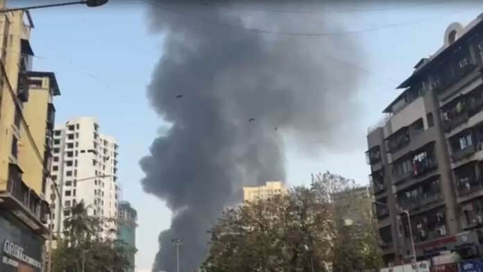 Mumbai: A massive fire broke out in the furniture market of Jogeshwari West, firefighters reached the spot.