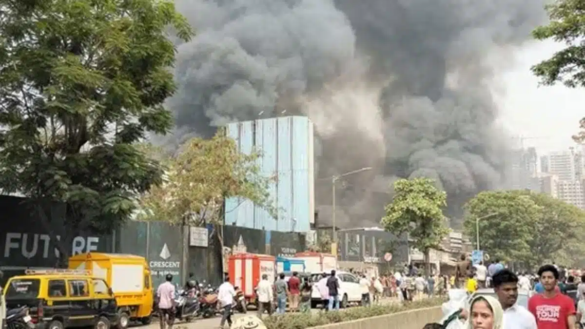 Mumbai: A massive fire broke out in the furniture market of Jogeshwari West, firefighters reached the spot.