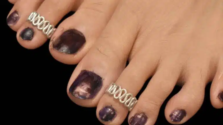 विवाहित महिलाओं के लिए 8 स्टाइलिश Toe Rings डिज़ाइन