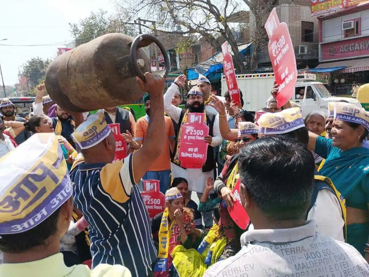 AAP leaders protest against BJP in Delhi