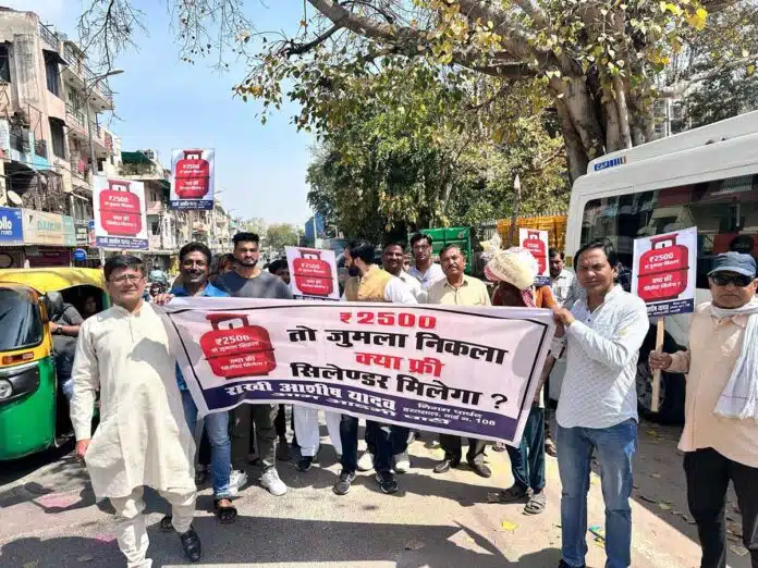 AAP leaders protest against BJP in Delhi