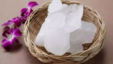What are the benefits of applying Alum face pack on the face?