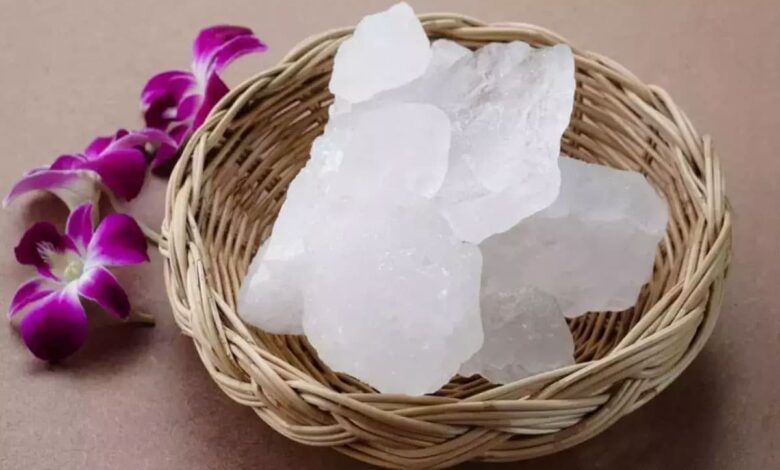 What are the benefits of applying Alum face pack on the face?