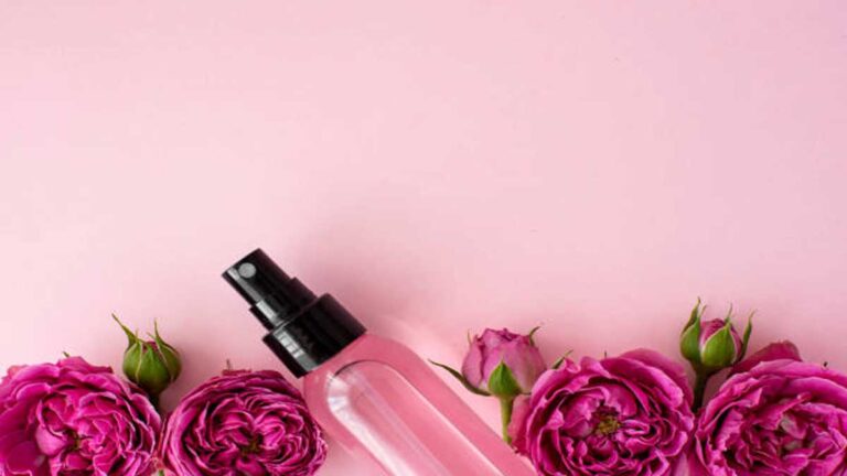 Rose Water लगाने के फायदे और उपयोग: संपूर्ण जानकारी