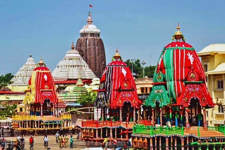 Delhi की मुख्यमंत्री Rekha Gupta ने Jagannath मंदिर में पूजा-अर्चना की