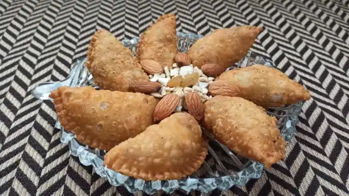 Easy recipe to make crispy Gujiya like a confectioner