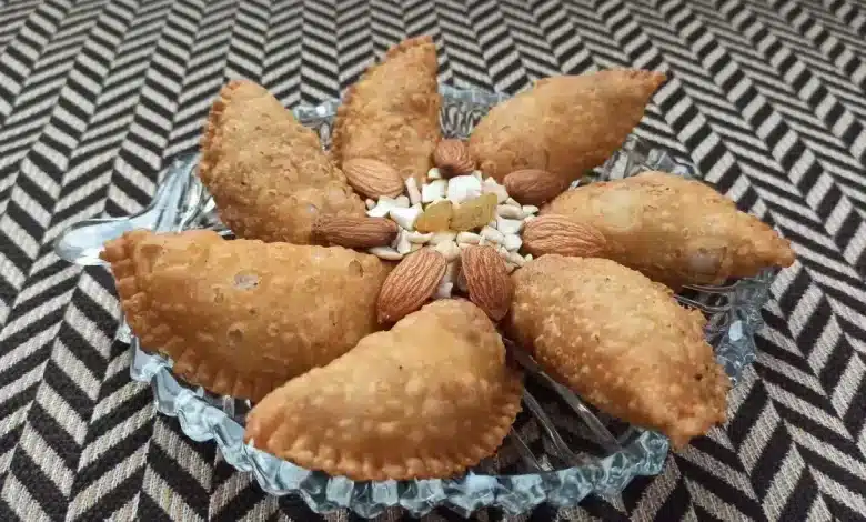 Easy recipe to make crispy Gujiya like a confectioner