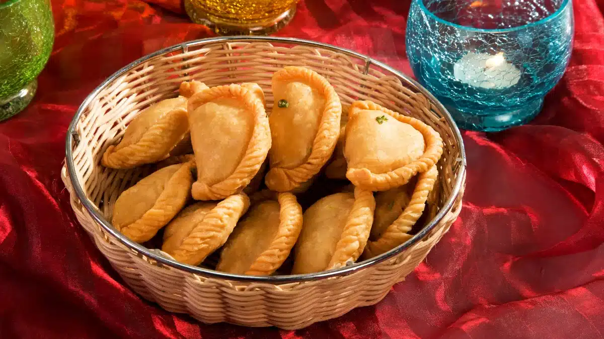 Easy recipe to make crispy Gujiya like a confectioner