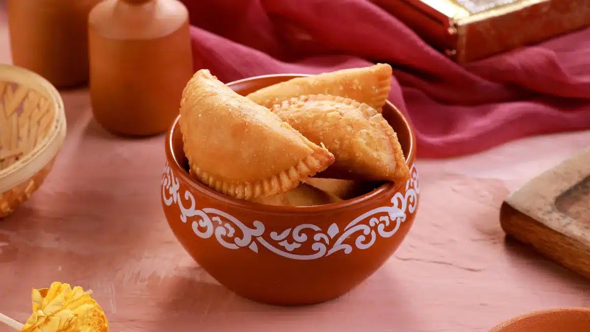 Easy recipe to make crispy Gujiya like a confectioner