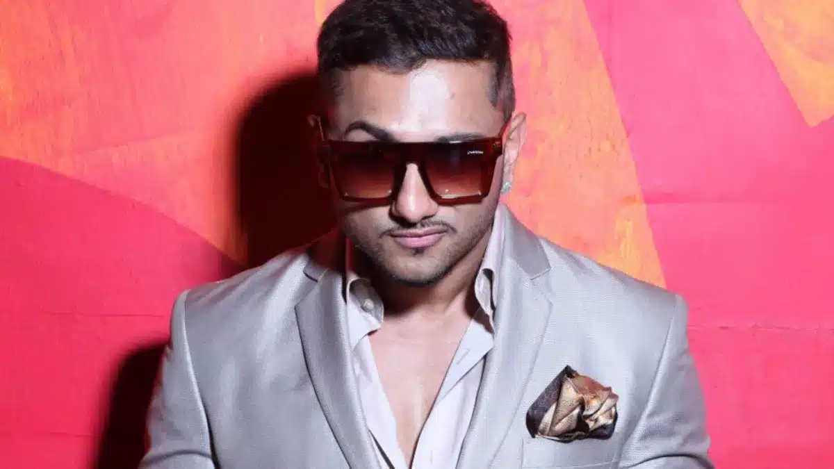 From the road to the stage Ragini gets support from Honey Singh