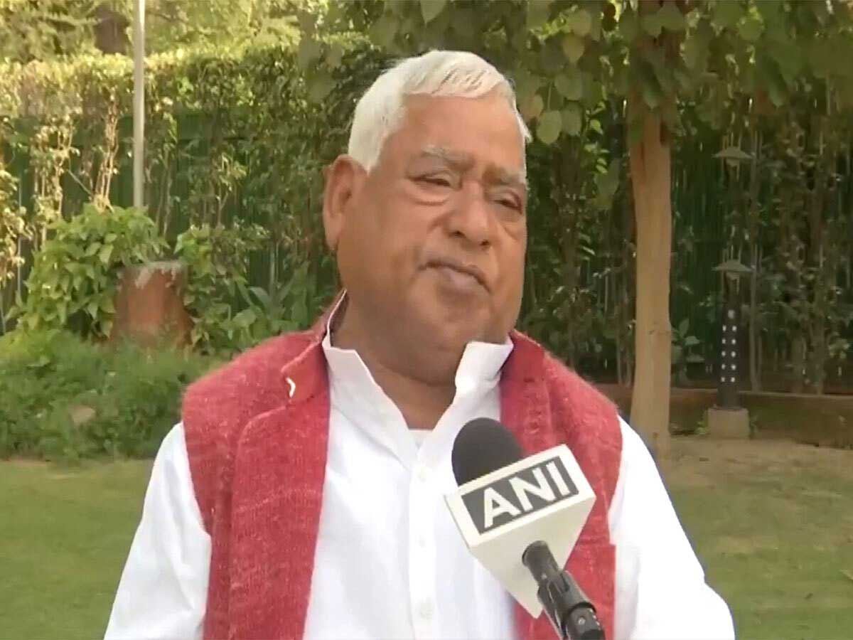 Insult of National Anthem by Bihar CM Nitish Kumar