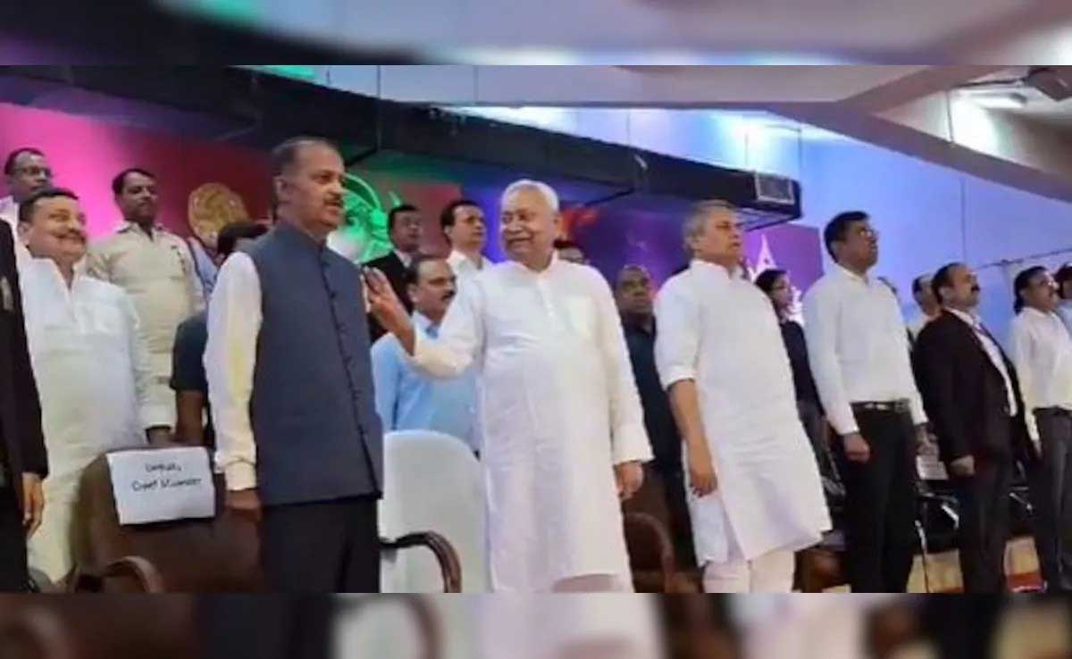 Insult of National Anthem by Bihar CM Nitish Kumar