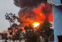 Massive fire breaks out at a chemical factory in Dhulagarh, Howrah, 15 fire engines deployed