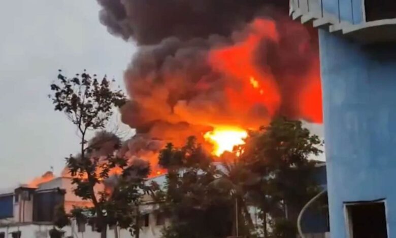 Massive fire breaks out at a chemical factory in Dhulagarh, Howrah, 15 fire engines deployed