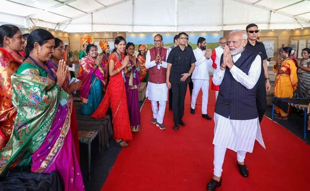 PM Modi interacted with 'Lakshpati Didi' in Navsari district of Gujarat