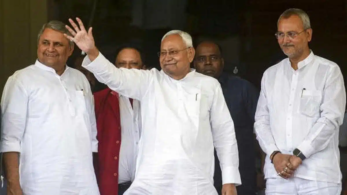 Poster of non serious chief minister against Nitish Kumar outside Rabri Devi's residence