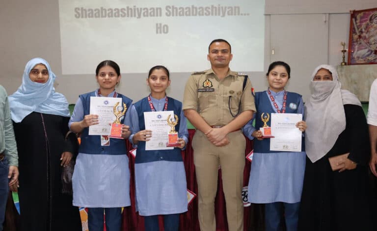 Sambhal में पुलिस अधीक्षक ने मेधावी छात्रों को किया सम्मानित