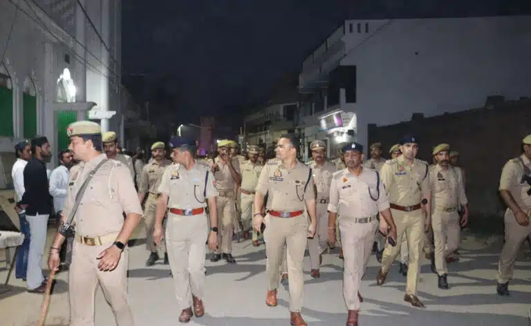 Sambhal में एसपी कृष्ण कुमार बिश्नोई ने पुलिस बल के साथ किया पैदल गश्त