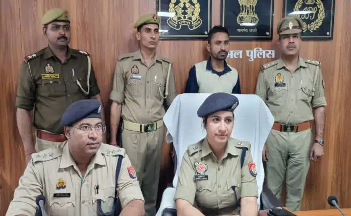 An accused of the gang making fake insurance policies was arrested in Sambhal