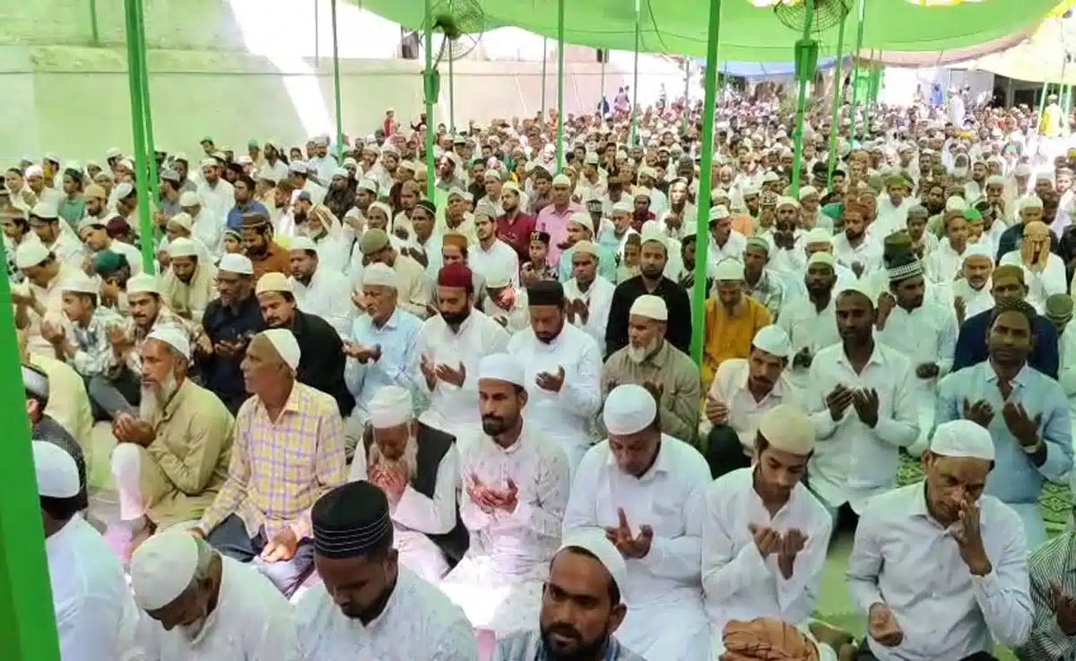Hundreds of fasting people prayed on the last Friday of Ramadan in Sambhal