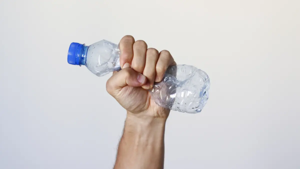 Water in plastic bottles Danger to health!