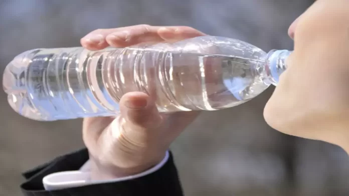 Water in plastic bottles Danger to health!