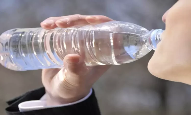 Water in plastic bottles Danger to health!
