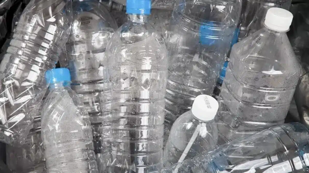 Water in plastic bottles Danger to health!