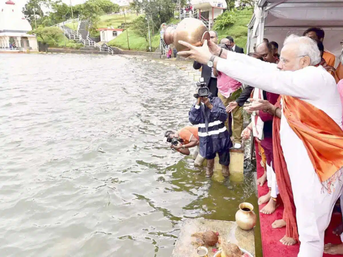 people gathered to see PM Modi in Mauritius