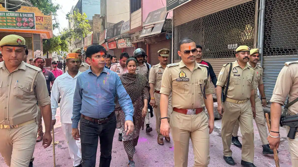 Administrative vigilance on Holi festival in Sambhal, District Magistrate and Superintendent of Police did foot patrolling