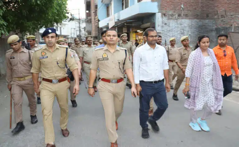 Sambhal में कानून-व्यवस्था को लेकर प्रशासन अलर्ट, एसपी ने किया निरीक्षण