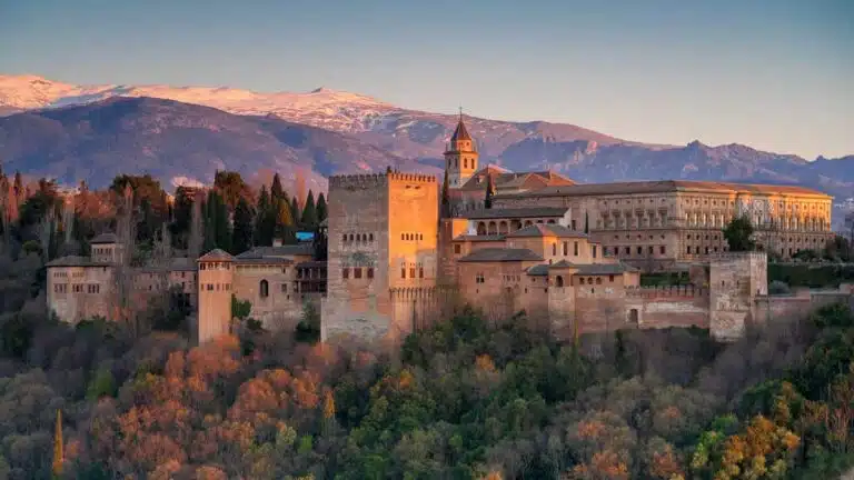 Alhambra: इस्लामी वास्तुकला का अद्वितीय उदाहरण