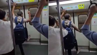 Amazing dance of a man wearing earphones in Delhi Metro!