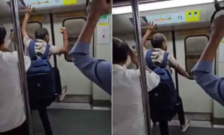 Amazing dance of a man wearing earphones in Delhi Metro!