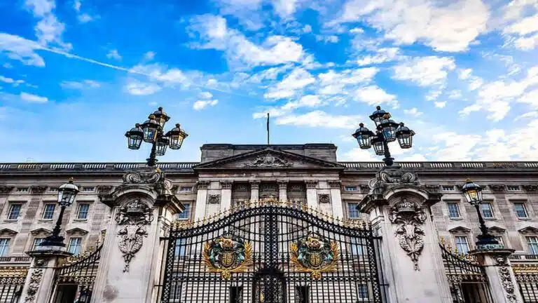 Buckingham Palace: ब्रिटेन की शाही धरोहर और प्रतिष्ठा का प्रतीक